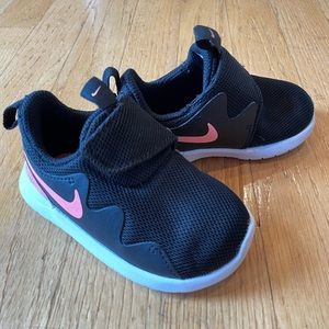 Nike - baby girls size 5 sneakers